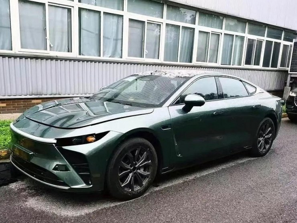 Опубликованы первые фотографии седана Exeed, который может приехать в Россию