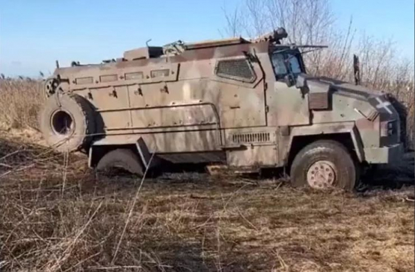 Паршивая техника: на каких автомобилях украинские боевики бегут из Артемовска Паршивая техника: на каких автомобилях украинские боевики бегут из Артемовска