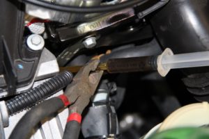 Перелив масла в двигатель: последствия и признаки