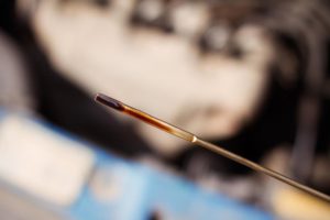 Перелив масла в двигатель: последствия и признаки