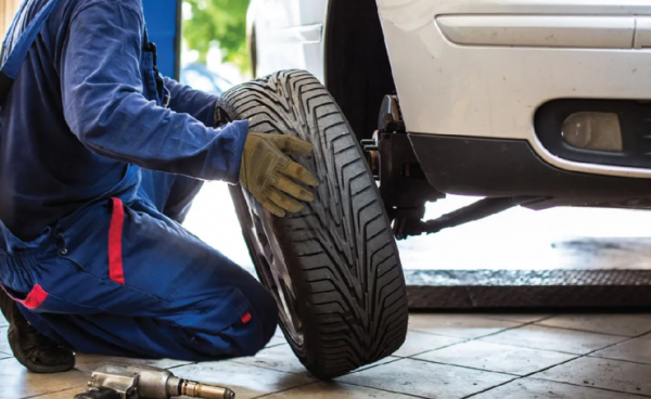 Секрет профессионалов: зачем опытные шиномонтажники намыливают резину