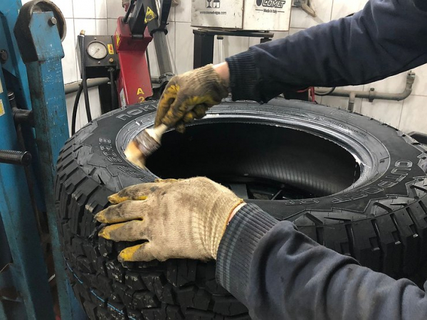 Секрет профессионалов: зачем опытные шиномонтажники намыливают резину