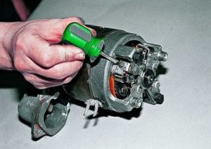 Стартер щелкает, но двигатель не крутится Стартер щелкает, но двигатель не крутится