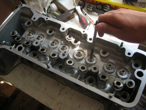 Замена направляющих втулок клапанов
