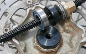 Замена направляющих втулок клапанов