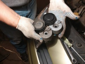 Замена ролика натяжителя ремня генератора своими руками Замена ролика натяжителя ремня генератора своими руками