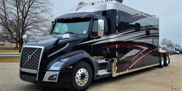 Вантажівку Volvo перетворили на розкішний дім на колесах Вантажівку Volvo перетворили на розкішний дім на колесах