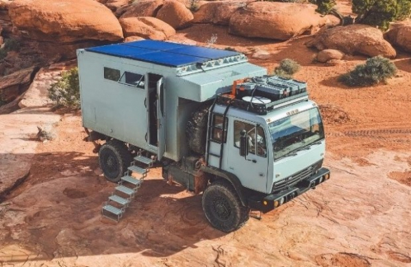 Військову вантажівку перетворили на практичний будинок на колесах