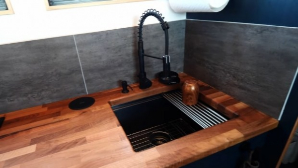 Військову вантажівку перетворили на практичний будинок на колесах