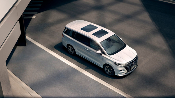 В Россию привезут минивэн Roewe iMAX8: известна цена