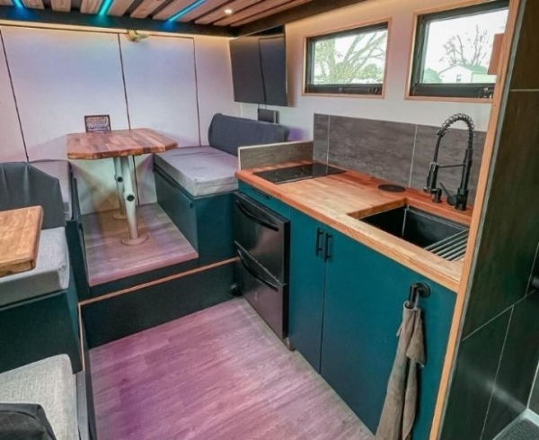 Військову вантажівку перетворили на практичний будинок на колесах