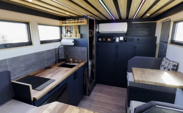 Військову вантажівку перетворили на практичний будинок на колесах