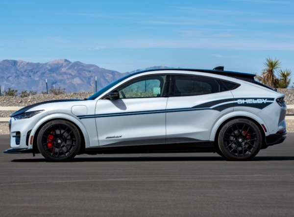 Компанія Shelby випустила свій перший електромобіль