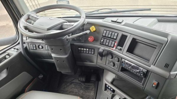 Вантажівку Volvo перетворили на розкішний дім на колесах Вантажівку Volvo перетворили на розкішний дім на колесах