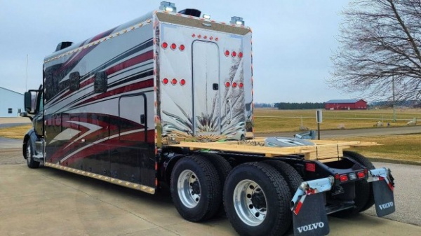 Вантажівку Volvo перетворили на розкішний дім на колесах Вантажівку Volvo перетворили на розкішний дім на колесах