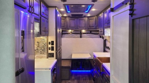 Вантажівку Volvo перетворили на розкішний дім на колесах Вантажівку Volvo перетворили на розкішний дім на колесах