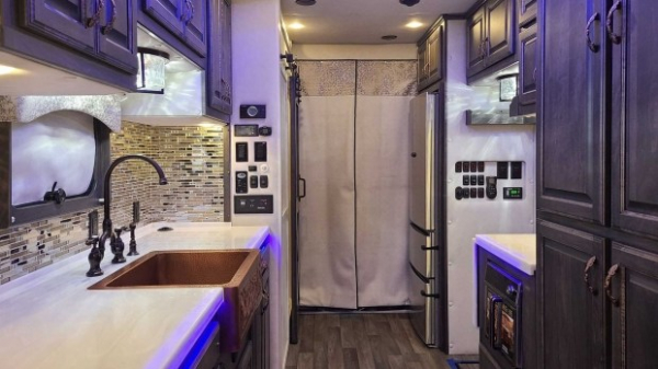 Вантажівку Volvo перетворили на розкішний дім на колесах Вантажівку Volvo перетворили на розкішний дім на колесах