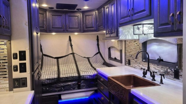 Вантажівку Volvo перетворили на розкішний дім на колесах Вантажівку Volvo перетворили на розкішний дім на колесах