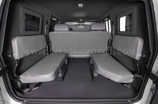 Культовий Toyota Land Cruiser отримав броньовану версію