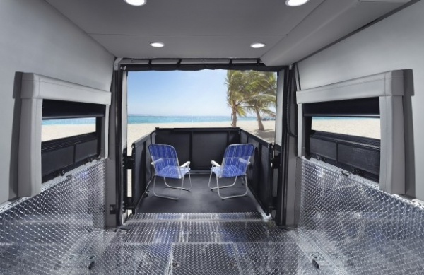 Mercedes Sprinter перетворили на оригінальний автопоїзд