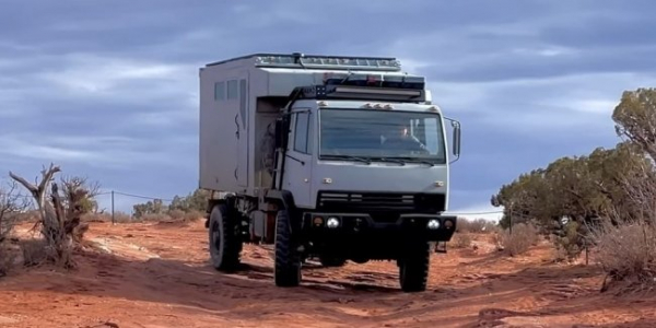 Військову вантажівку перетворили на практичний будинок на колесах