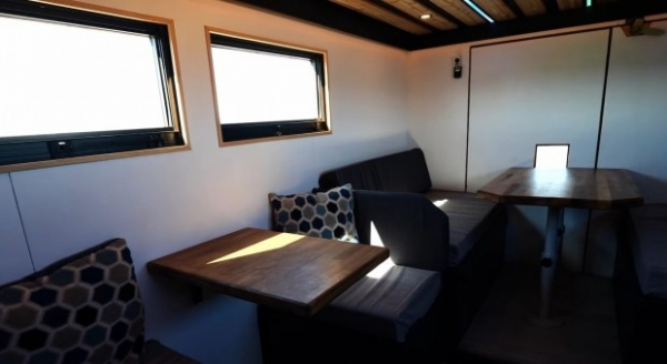 Військову вантажівку перетворили на практичний будинок на колесах