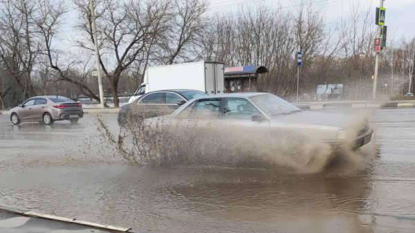 Эти советы помогут водителям безопасно преодолевать глубокие лужи на дороге