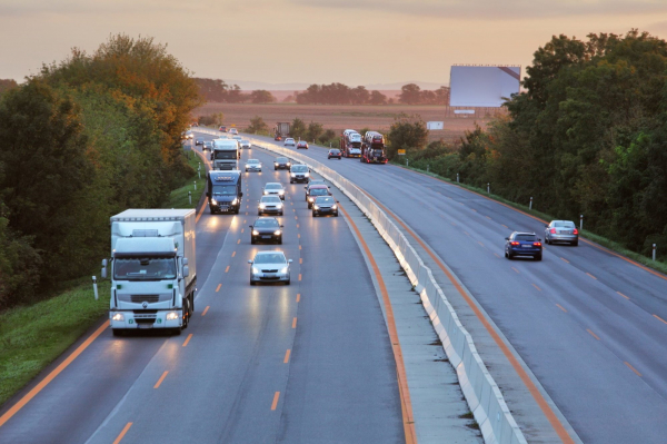 Автосайт NJcar рассказал, как экономить топливо при движении по загородной трассе