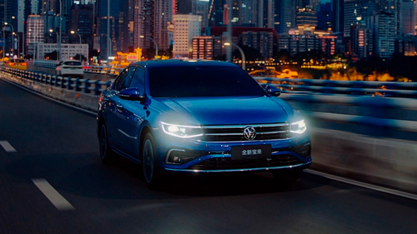 Автосалоны в России импортировали из Китая новые седаны Volkswagen Bora стоимостью 2,1 млн рублей