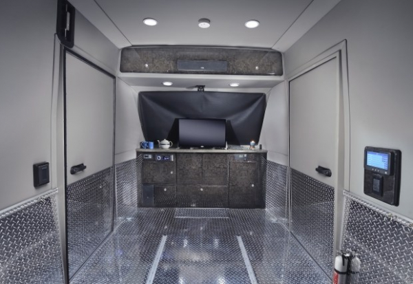 Mercedes Sprinter перетворили на оригінальний автопоїзд