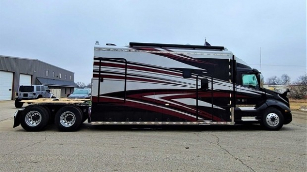 Вантажівку Volvo перетворили на розкішний дім на колесах Вантажівку Volvo перетворили на розкішний дім на колесах