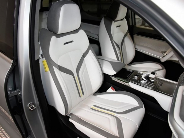 Great Wall представив шестиколісний пікап з гібридною установкою