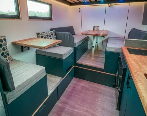 Військову вантажівку перетворили на практичний будинок на колесах