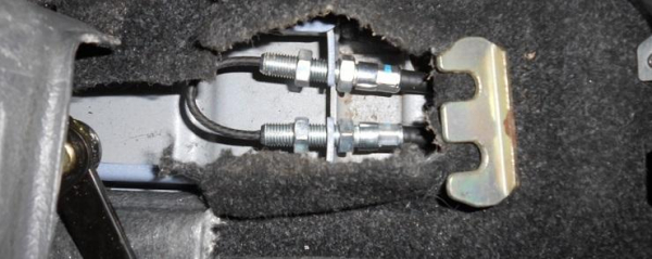 Как заменить трос стояночного тормоза