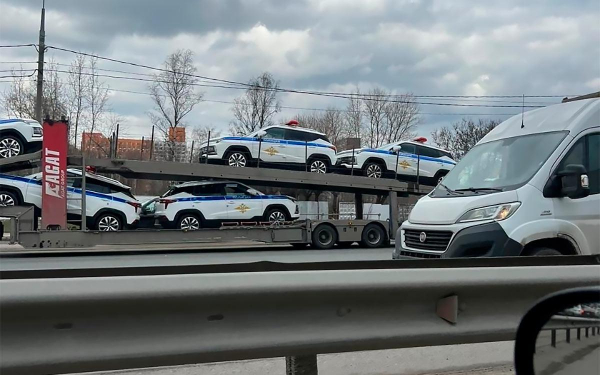 На автовозе в Москве заметили большую партию &laquo;Москвичей&raquo; для ГИБДД