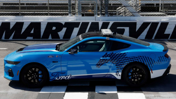 На гонках NASCAR дебютировал гоночный автомобиль Ford Mustang GT 2024 года На гонках NASCAR дебютировал гоночный автомобиль Ford Mustang GT 2024 года