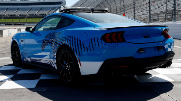 На гонках NASCAR дебютировал гоночный автомобиль Ford Mustang GT 2024 года На гонках NASCAR дебютировал гоночный автомобиль Ford Mustang GT 2024 года