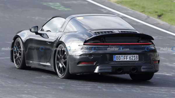 Появились первые фотографии обновленного Porsche 911 Targa 