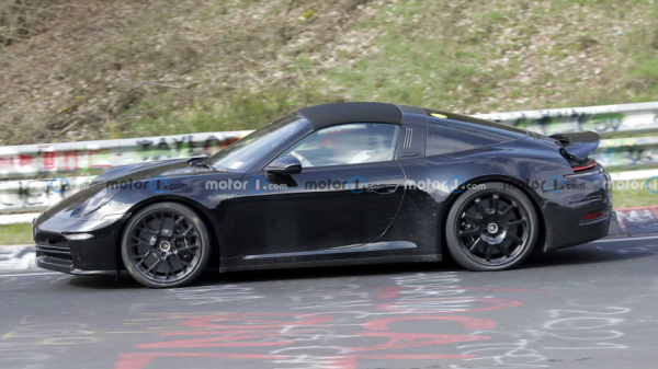 Появились первые фотографии обновленного Porsche 911 Targa 