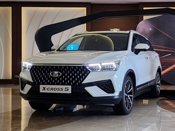 В сеть &laquo;слили&raquo; фотографии новейшего кроссовера LADA X-Cross 5