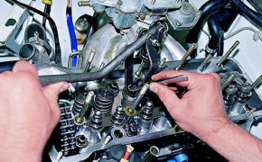 Замена маслосъемных колпачков без снятия головки