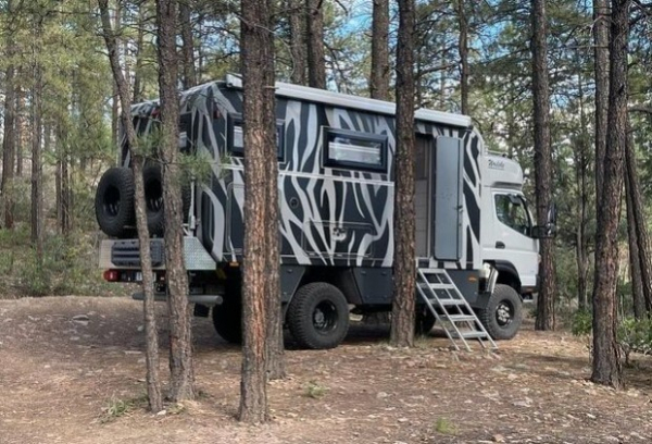 Вантажівку Mitsubishi перетворили на комфортний будинок на колесах Вантажівку Mitsubishi перетворили на комфортний будинок на колесах