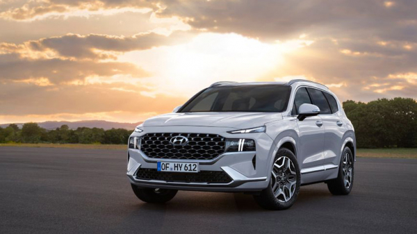 В России начали продавать кроссоверы Hyundai Santa Fe из Казахстана