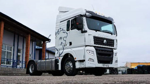 Продажи китайских седельных тягачей за год увеличились в 100 раз
