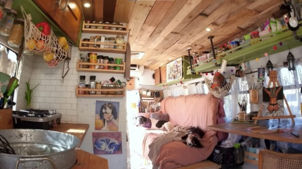 Художниця перетворила невеликий автобус на затишний будинок на колесах