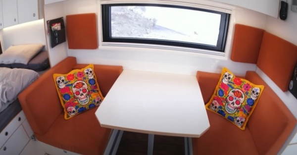 Вантажівку Mitsubishi перетворили на комфортний будинок на колесах Вантажівку Mitsubishi перетворили на комфортний будинок на колесах