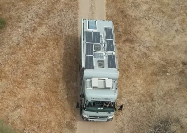 Вантажівку Mitsubishi перетворили на комфортний будинок на колесах Вантажівку Mitsubishi перетворили на комфортний будинок на колесах