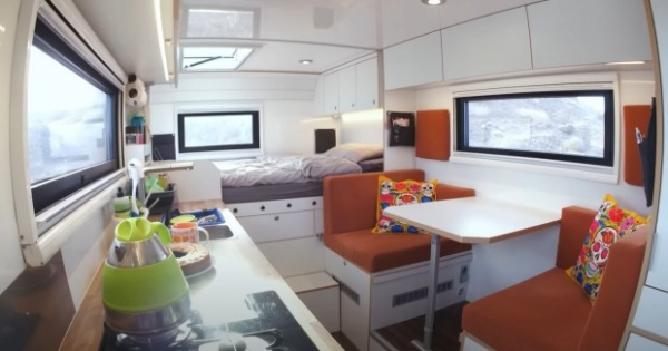 Вантажівку Mitsubishi перетворили на комфортний будинок на колесах Вантажівку Mitsubishi перетворили на комфортний будинок на колесах