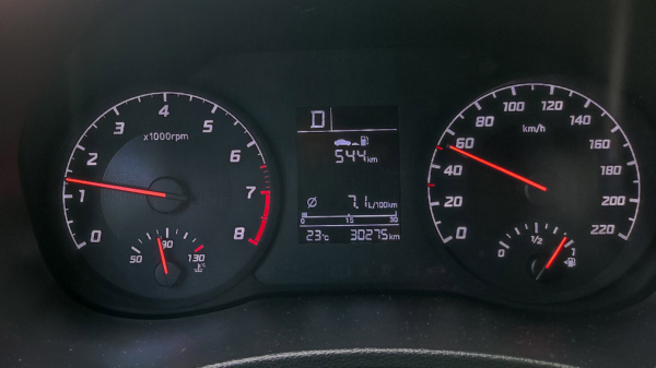 Названа оптимальная скорость в городе и на трассе для экономии топлива