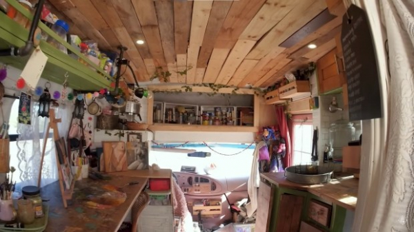 Художниця перетворила невеликий автобус на затишний будинок на колесах